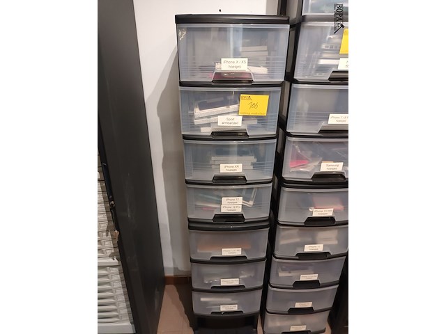 Lot 106 - boxen met gsm hoesjes. 8 stuks - afbeelding 1 van  4