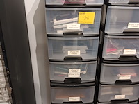 Lot 106 - boxen met gsm hoesjes. 8 stuks - afbeelding 1 van  4