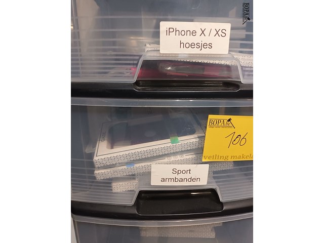 Lot 106 - boxen met gsm hoesjes. 8 stuks - afbeelding 2 van  4
