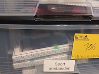 Lot 106 - boxen met gsm hoesjes. 8 stuks - afbeelding 2 van  4