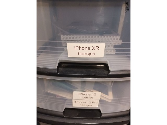 Lot 106 - boxen met gsm hoesjes. 8 stuks - afbeelding 3 van  4