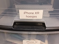 Lot 106 - boxen met gsm hoesjes. 8 stuks - afbeelding 3 van  4