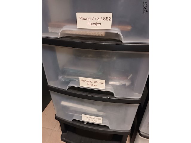 Lot 106 - boxen met gsm hoesjes. 8 stuks - afbeelding 4 van  4