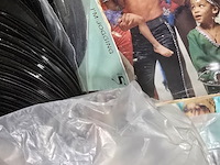 Lot 106 - doos lp's en singles - afbeelding 2 van  3