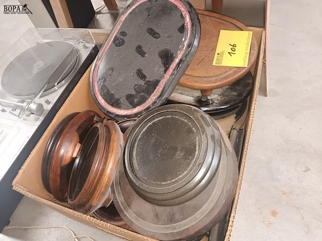 Lot 106 - doos met voeten van globes - afbeelding 3 van  3
