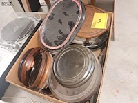 Lot 106 - doos met voeten van globes - afbeelding 3 van  3
