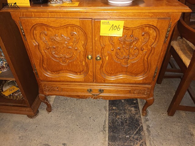 Lot 106 - houten kast - afbeelding 1 van  4