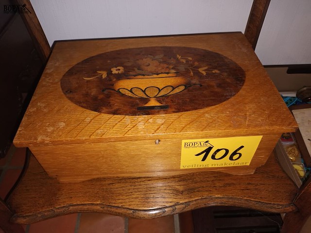 Lot 106 - houten kistje met inlegwerk - afbeelding 1 van  3
