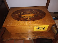 Lot 106 - houten kistje met inlegwerk - afbeelding 1 van  3