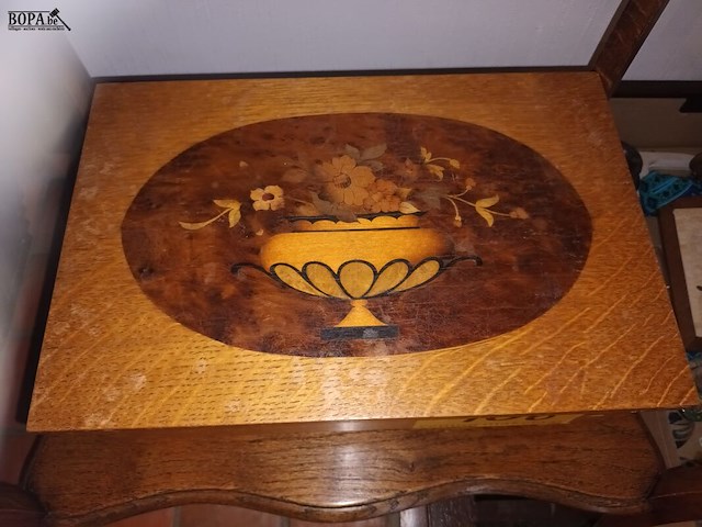 Lot 106 - houten kistje met inlegwerk - afbeelding 2 van  3