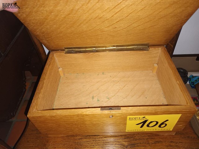 Lot 106 - houten kistje met inlegwerk - afbeelding 3 van  3