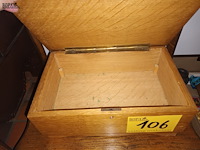 Lot 106 - houten kistje met inlegwerk - afbeelding 3 van  3
