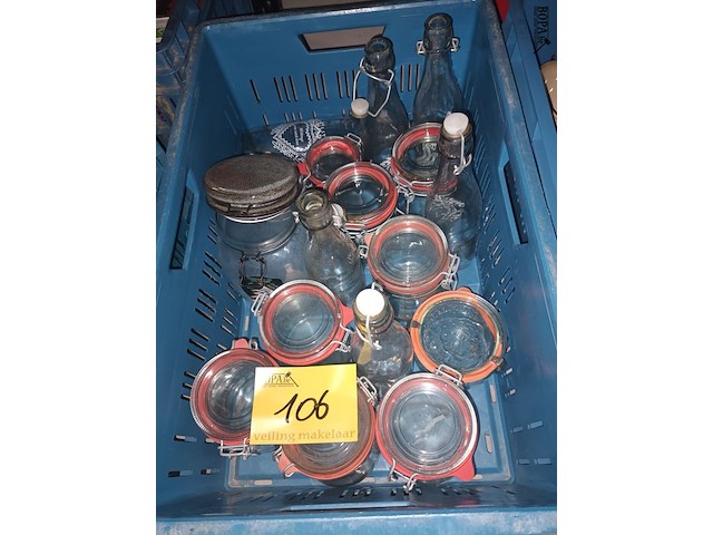 Lot 106 - inmaak bokalen en flessen. 16 stuks - afbeelding 1 van  3