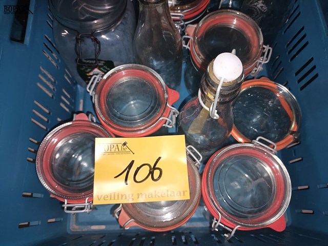 Lot 106 - inmaak bokalen en flessen. 16 stuks - afbeelding 3 van  3