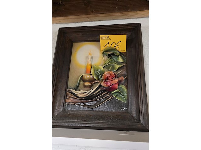 Lot 106 - kader met 3 d kaars en bloemen in leder - afbeelding 1 van  4