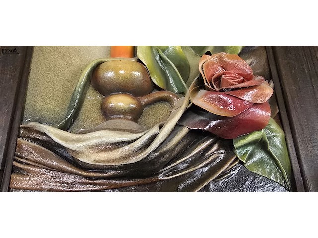 Lot 106 - kader met 3 d kaars en bloemen in leder - afbeelding 3 van  4