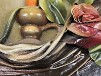 Lot 106 - kader met 3 d kaars en bloemen in leder - afbeelding 3 van  4