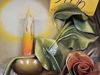 Lot 106 - kader met 3 d kaars en bloemen in leder - afbeelding 4 van  4