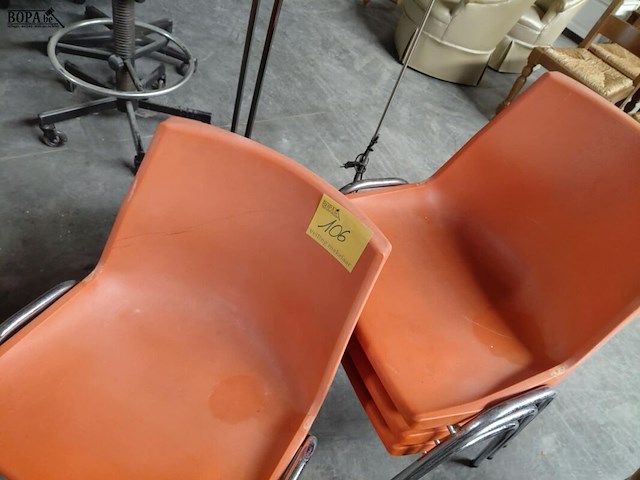 Lot 106 - oranje virco vintage stoelen verchroomd frame - 4 stuks - afbeelding 3 van  4