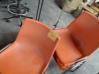 Lot 106 - oranje virco vintage stoelen verchroomd frame - 4 stuks - afbeelding 3 van  4