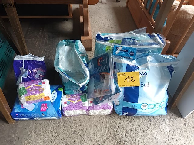 Lot 106 - pampers en maandverbanden. 7 stuks - afbeelding 1 van  4