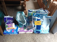 Lot 106 - pampers en maandverbanden. 7 stuks - afbeelding 1 van  4