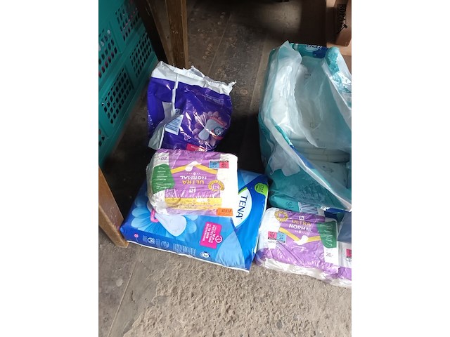 Lot 106 - pampers en maandverbanden. 7 stuks - afbeelding 2 van  4