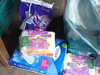 Lot 106 - pampers en maandverbanden. 7 stuks - afbeelding 2 van  4