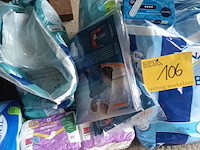 Lot 106 - pampers en maandverbanden. 7 stuks - afbeelding 3 van  4
