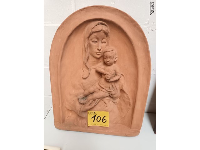 Lot 106 - paneel in terracotta maria met kind - afbeelding 1 van  3