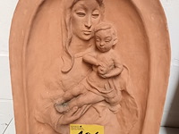 Lot 106 - paneel in terracotta maria met kind - afbeelding 1 van  3