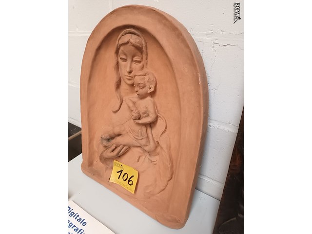 Lot 106 - paneel in terracotta maria met kind - afbeelding 2 van  3