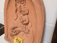 Lot 106 - paneel in terracotta maria met kind - afbeelding 2 van  3