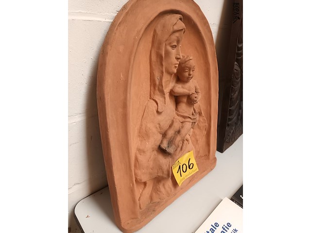 Lot 106 - paneel in terracotta maria met kind - afbeelding 3 van  3