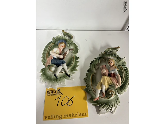 Lot 106 - porseleinen wanddecoratie - 2 stuks - afbeelding 1 van  3