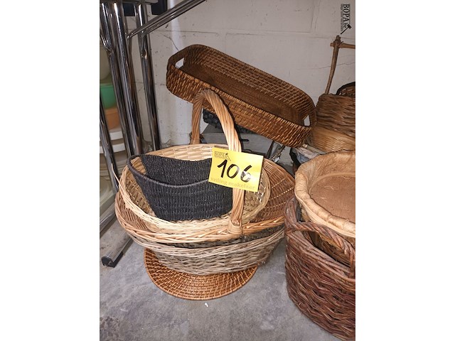 Lot 106 - rieten mandjes. 32 stuks - afbeelding 4 van  5