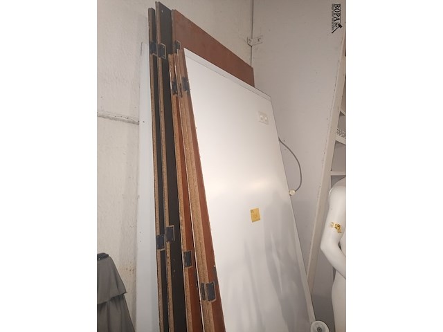 Lot 106 - wandpanelen voor winkel. 8 stuks - afbeelding 1 van  3