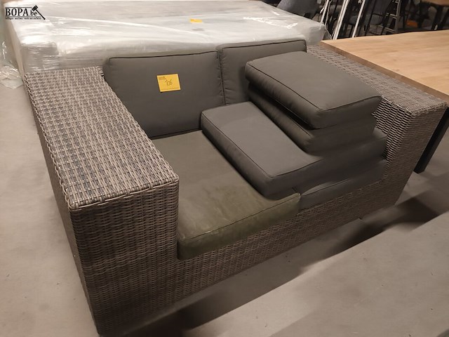 Lot 106 - wicker zetel met kussens - afbeelding 1 van  4
