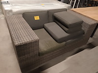 Lot 106 - wicker zetel met kussens - afbeelding 1 van  4