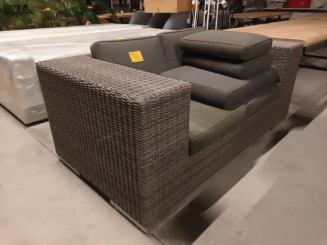 Lot 106 - wicker zetel met kussens - afbeelding 2 van  4