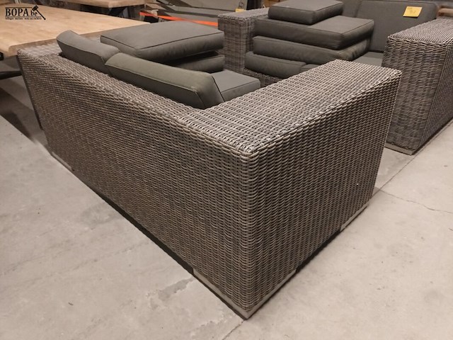 Lot 106 - wicker zetel met kussens - afbeelding 3 van  4