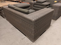 Lot 106 - wicker zetel met kussens - afbeelding 3 van  4