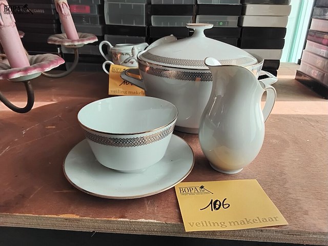 Lot 106 - wit porseleinen setje 3- delig - afbeelding 1 van  2