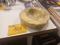 Lot 107 - albast asbak