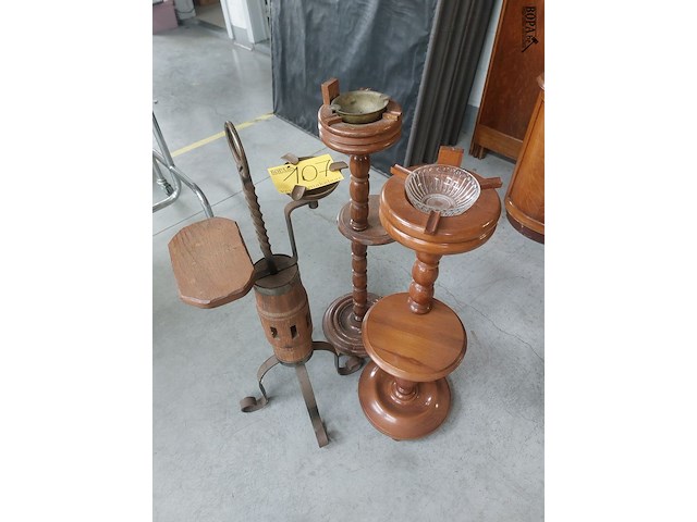 Lot 107 - asbakstandaarden, 3 stuks - afbeelding 1 van  2