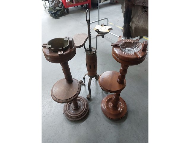 Lot 107 - asbakstandaarden, 3 stuks - afbeelding 2 van  2