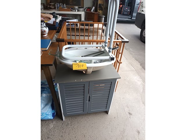 Lot 107 - badkamerkast, lavabo en handdoekrek - afbeelding 1 van  3