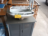 Lot 107 - badkamerkast, lavabo en handdoekrek - afbeelding 1 van  3