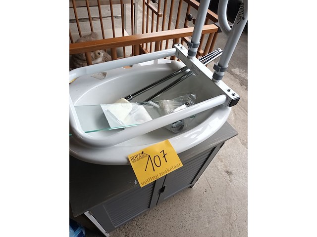 Lot 107 - badkamerkast, lavabo en handdoekrek - afbeelding 2 van  3