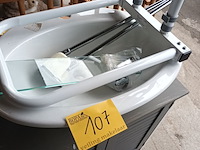 Lot 107 - badkamerkast, lavabo en handdoekrek - afbeelding 2 van  3
